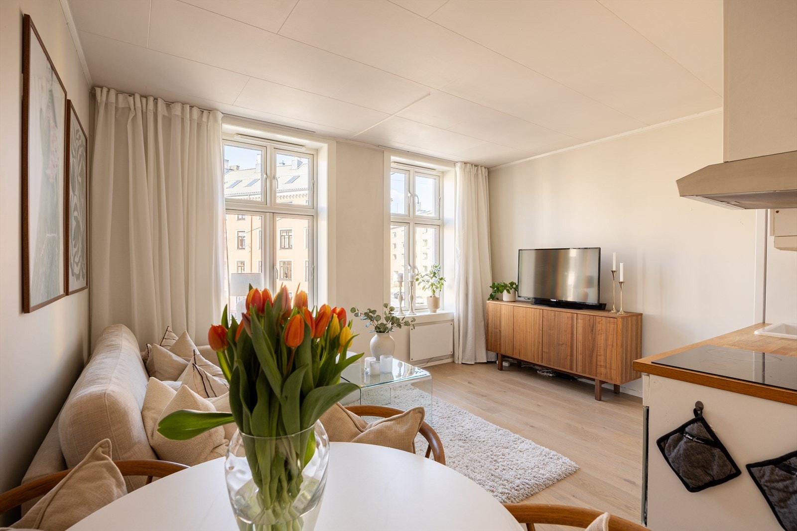 2-roms med store vindusflater, smarte løsninger og god romfølelse, perfekt for førstegangskjøpere og for deg som vil bo svært sentralt. Foto: Truls Myklevik Galleribilde