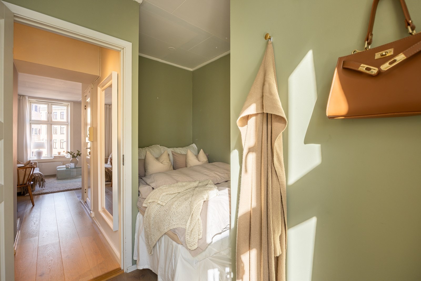 Smart løsning som gir god plass til både seng og rikelig med oppbevaring i skyvedørsgarderoben. Galleribilde