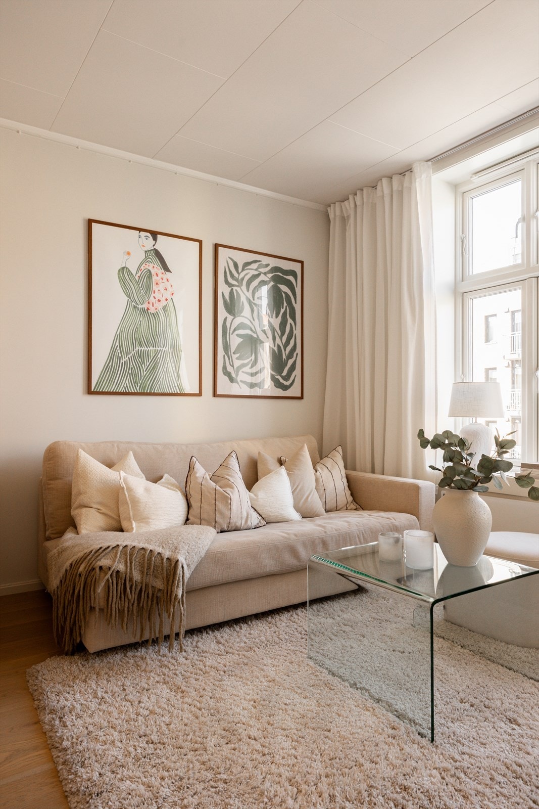 Behagelig stue med naturlig lysinnslipp og plass til både sofa og salongbord Galleribilde