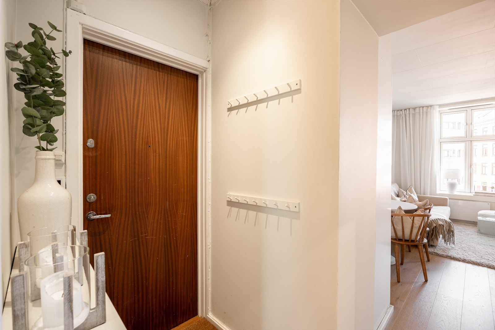 Praktisk entré med skoskap og oppheng. Galleribilde