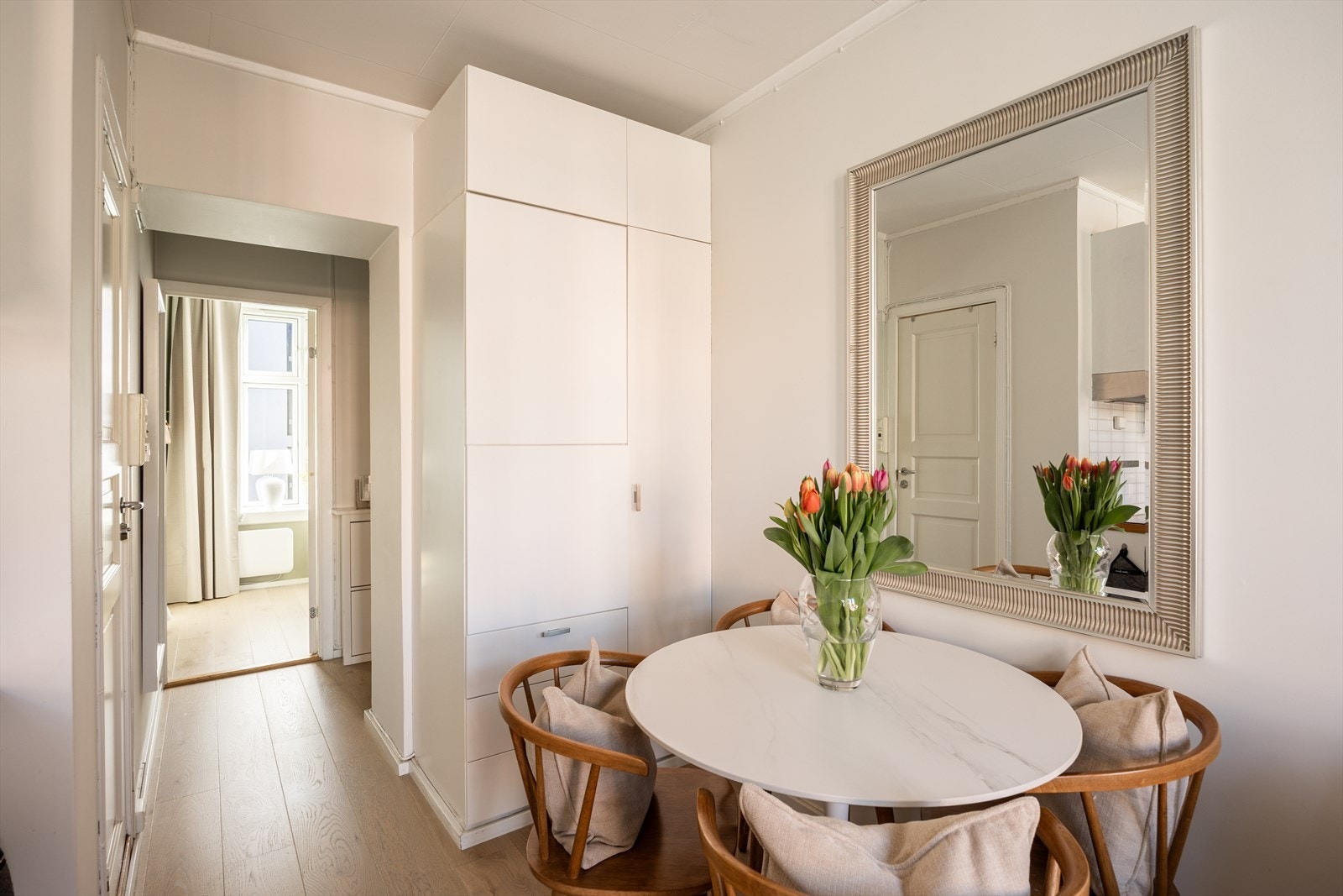 Boligen er oppgradert i nyere tid (2021-22) med 1-stavs parkett og malte overflater Galleribilde