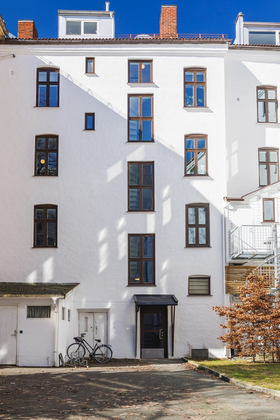 Adkomst via bakgården direkte inn til oppgangen Galleribilde