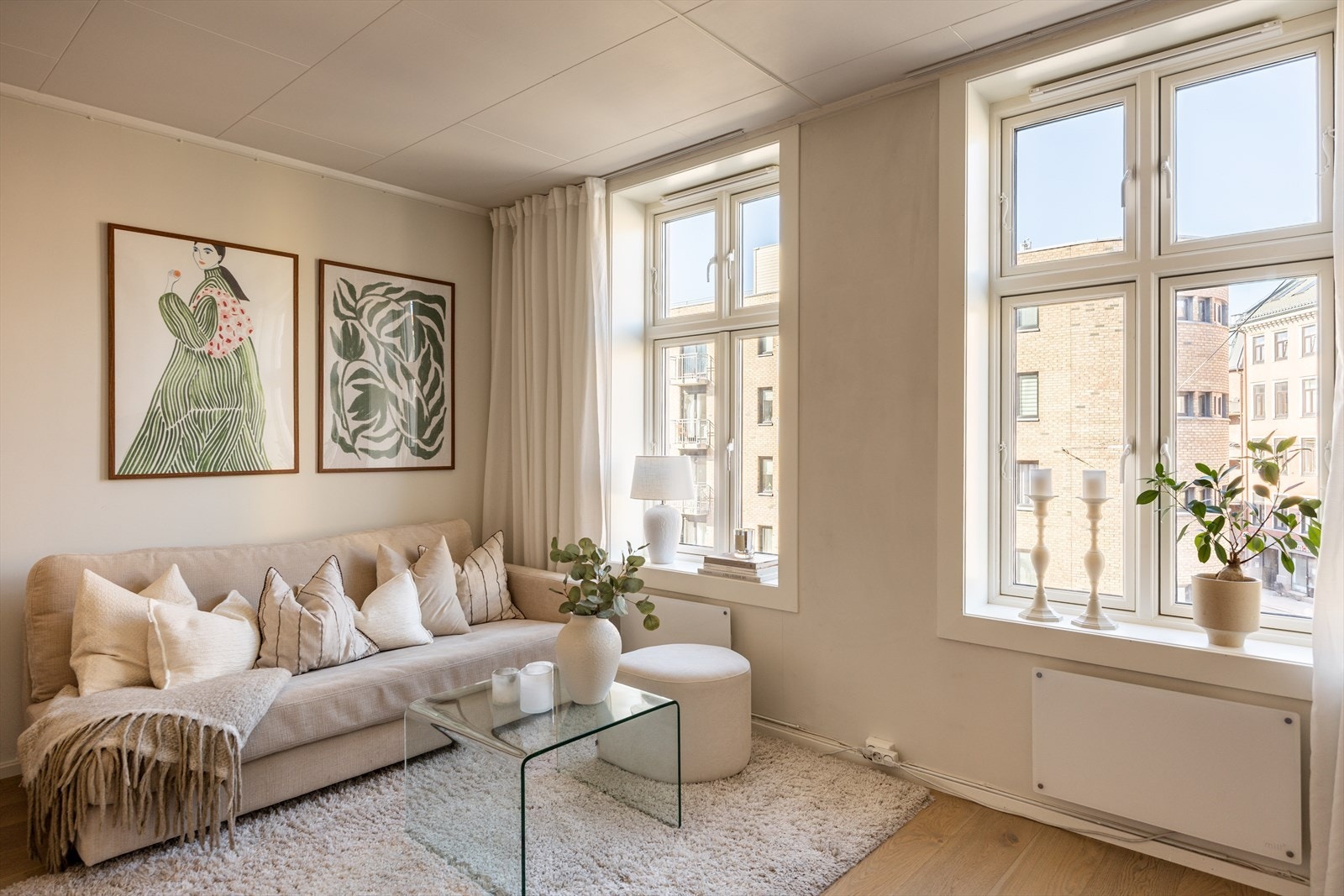 Leilgheten oppleves som lys og romslig med de store flotte vindusflatene. Galleribilde