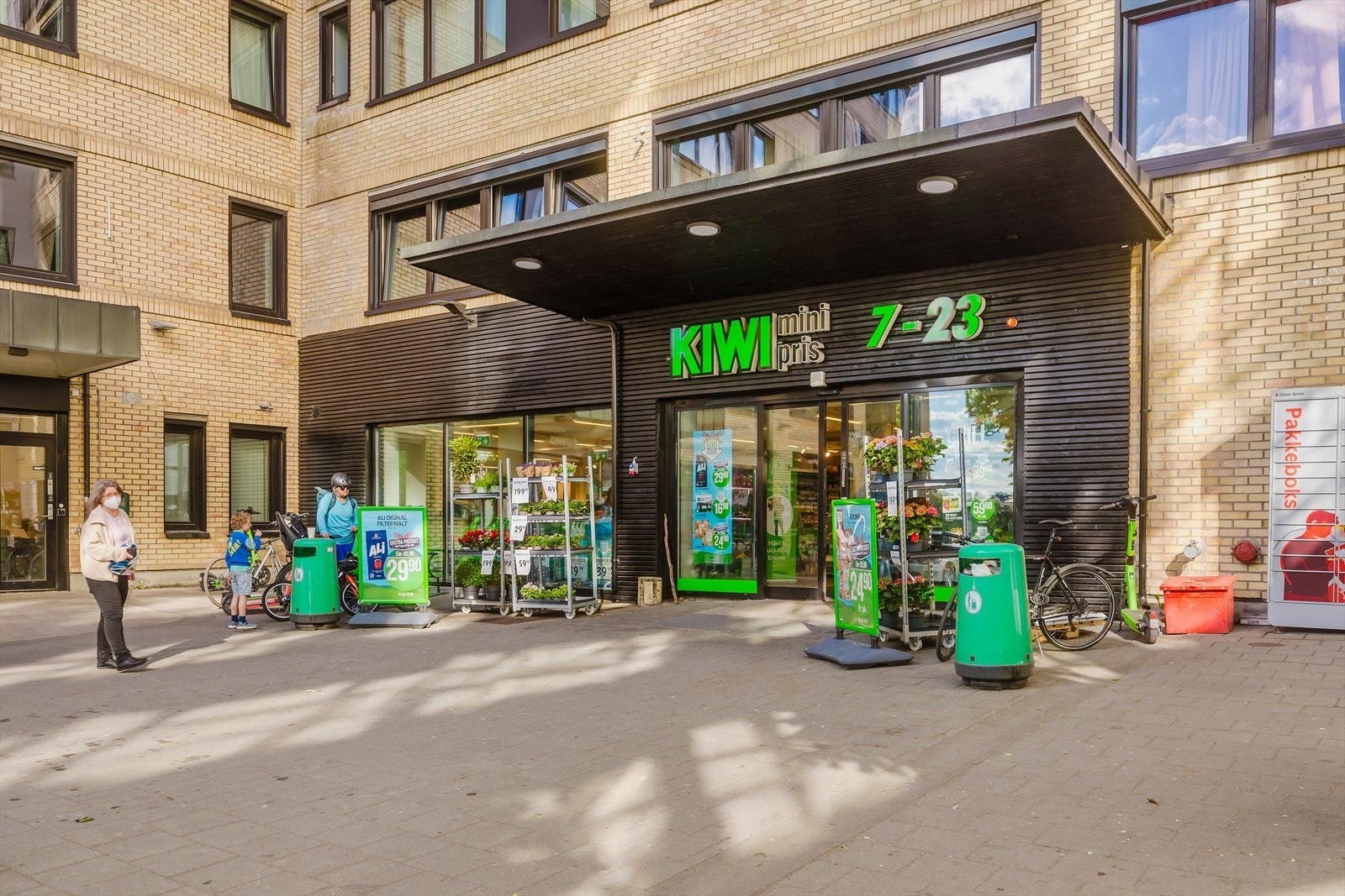 Det er flere dagligvarebutikker i umiddelbar nærhet, som gir et godt utvalg til ukeshandelen Galleribilde