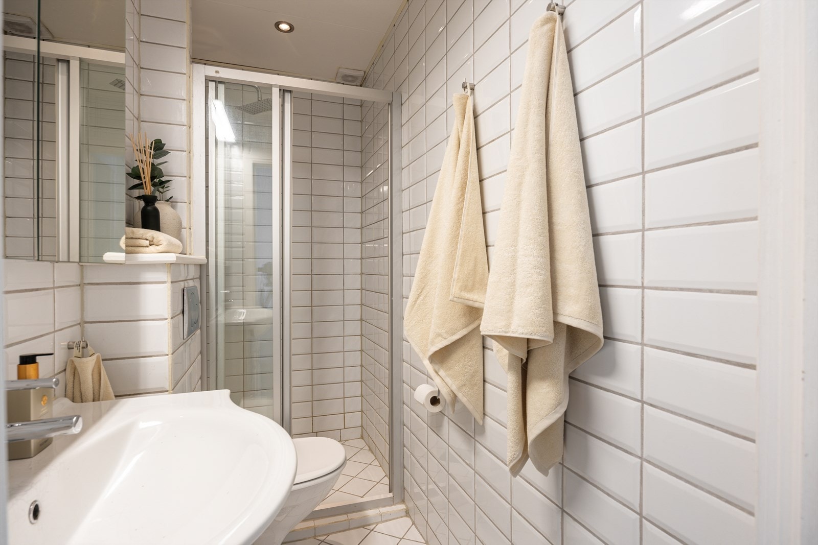 Badet er tilkoblet elektrisk avtrekksvifte, som er funksjonstestet og fungerer. Galleribilde