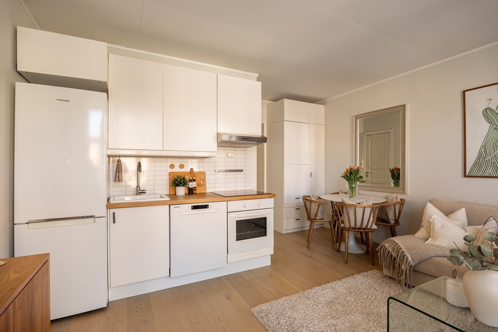 Kjøkkenet ble oppdatert med nye fronter i 2020 og har et lyst og stilrent uttrykk Galleribilde