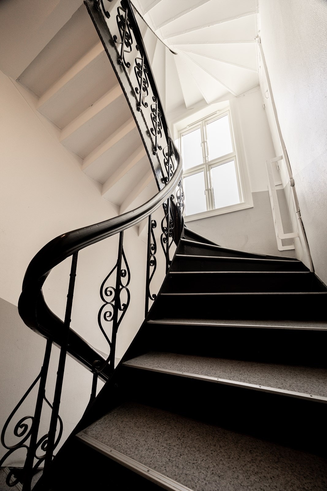 Klassiske detaljer i oppgangen med pent utformet gelender Galleribilde