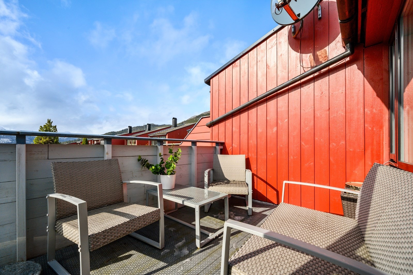 Verandaen er vestvendt og har gode solforhold. Galleribilde