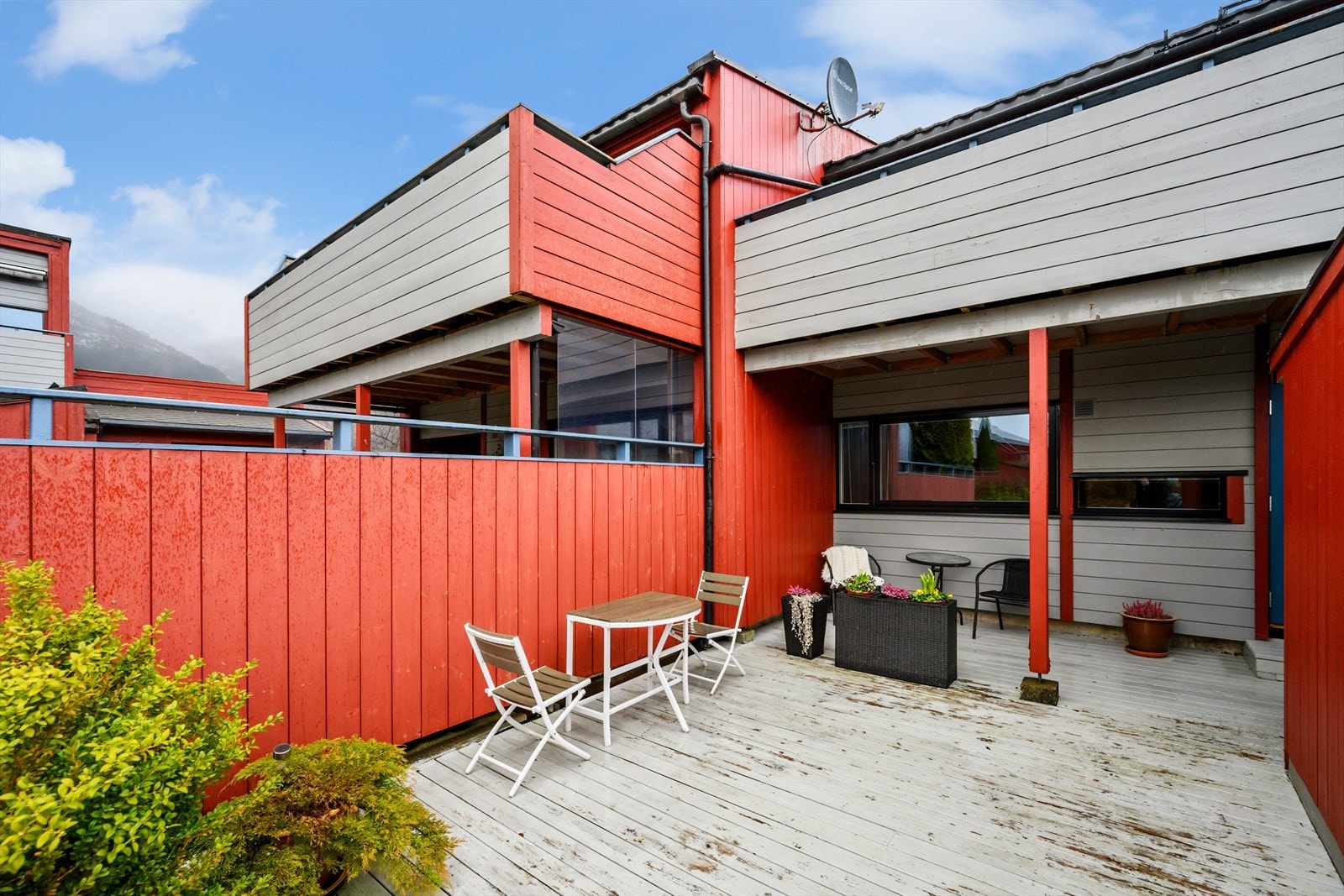 Privat terrasse ved inngangspartiet. Her er det også en utebod på 6 kvm. Galleribilde