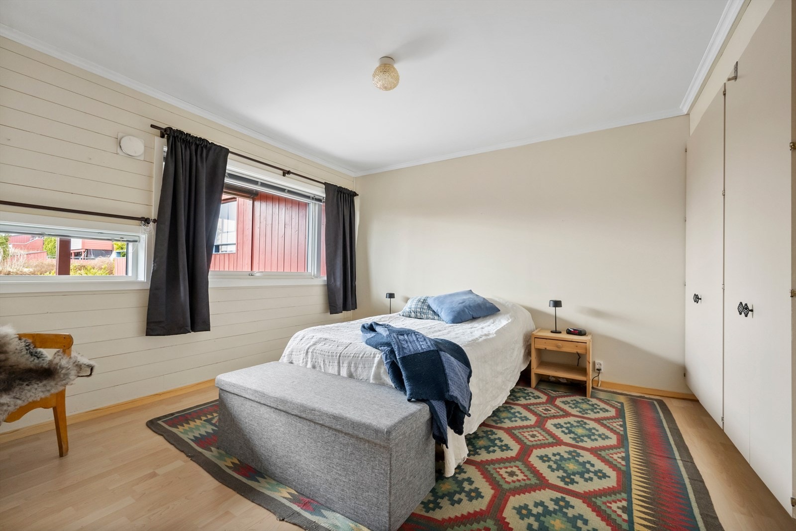 Det er 2 soverom i boligen. Hovedsoverommet ligger i 1. etasje. Galleribilde