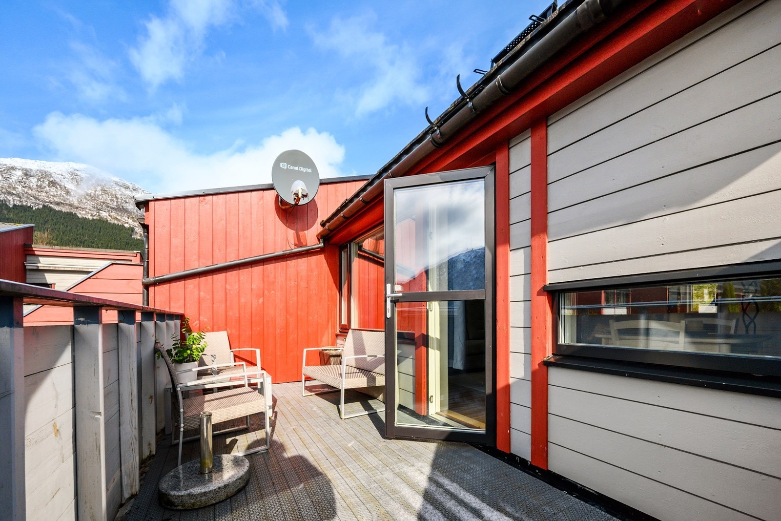 Verandaen i 2. etasje er på 10 kvm Galleribilde