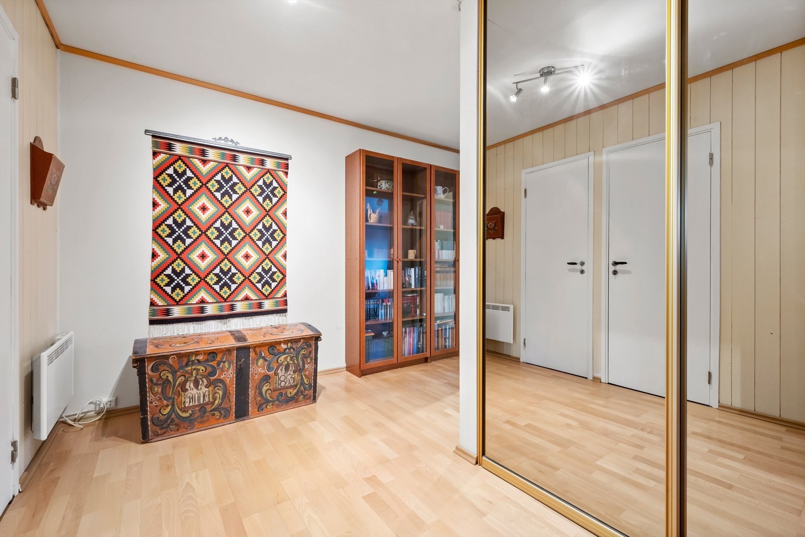 Romslig gang med skyvedørsgarderobe Galleribilde