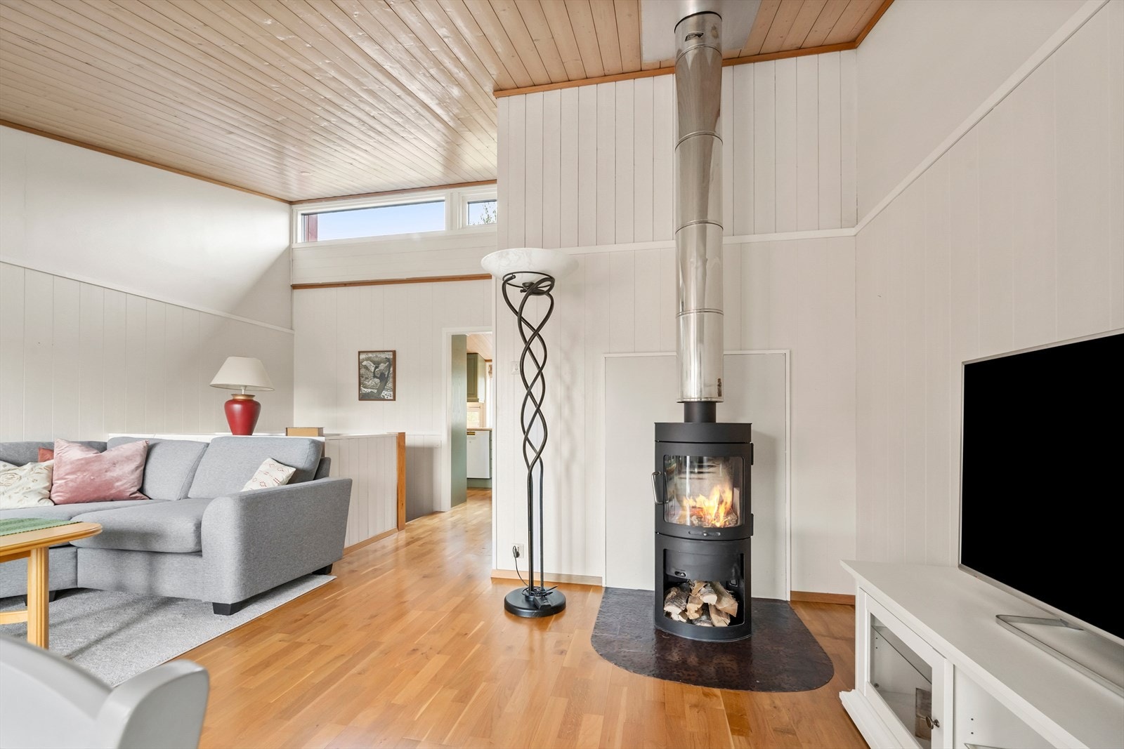 Lys og fin stue i 2. etasje. God takhøyde! Galleribilde