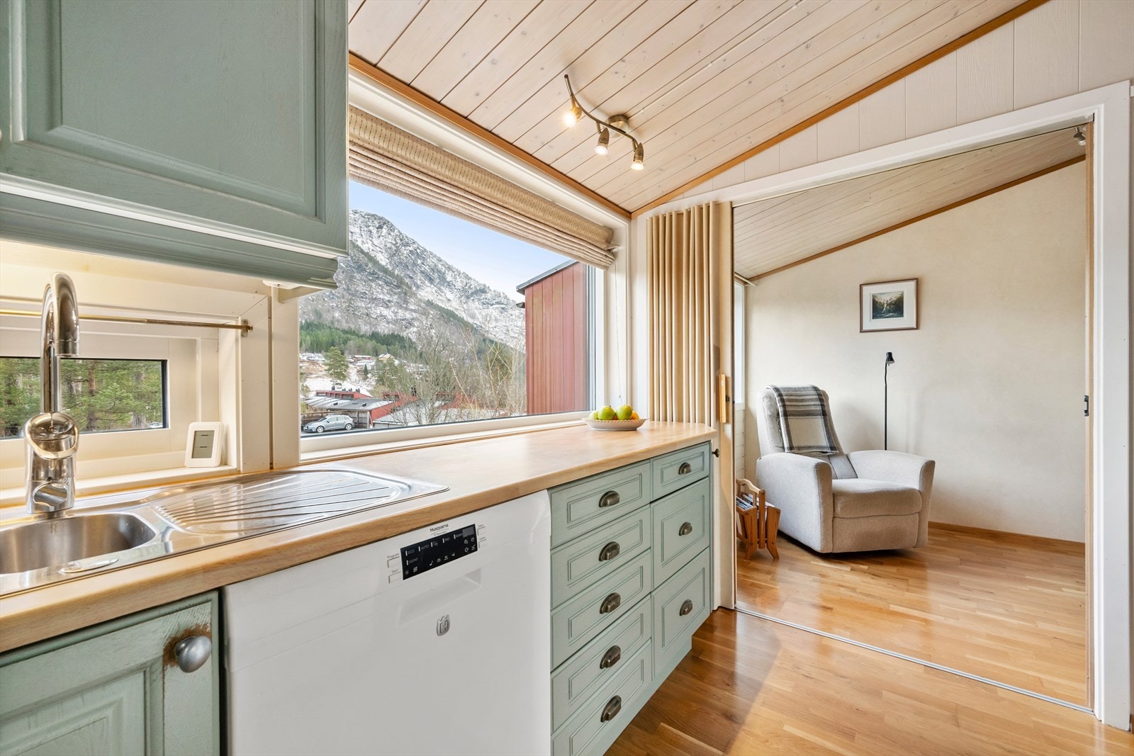 Mellom kjøkkenet og soverommet i 2. etasje er det foldedør. Galleribilde