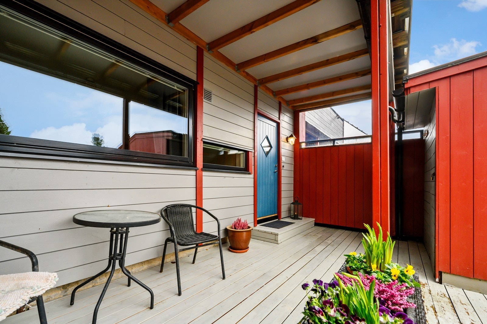 Koselig, takoverbygget inngangsparti. Galleribilde