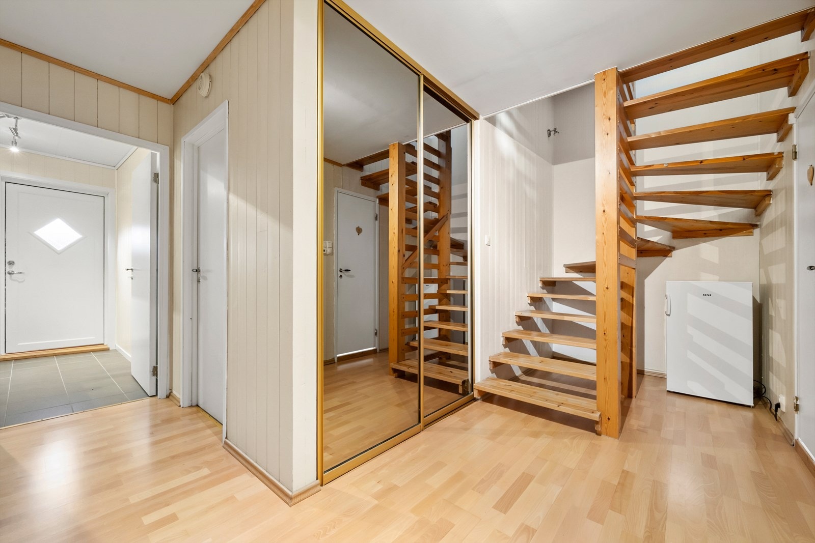 1. etasje inneholder vindfang, gang m/trapp, soverom, bod og bad m/ vaskerom. Galleribilde