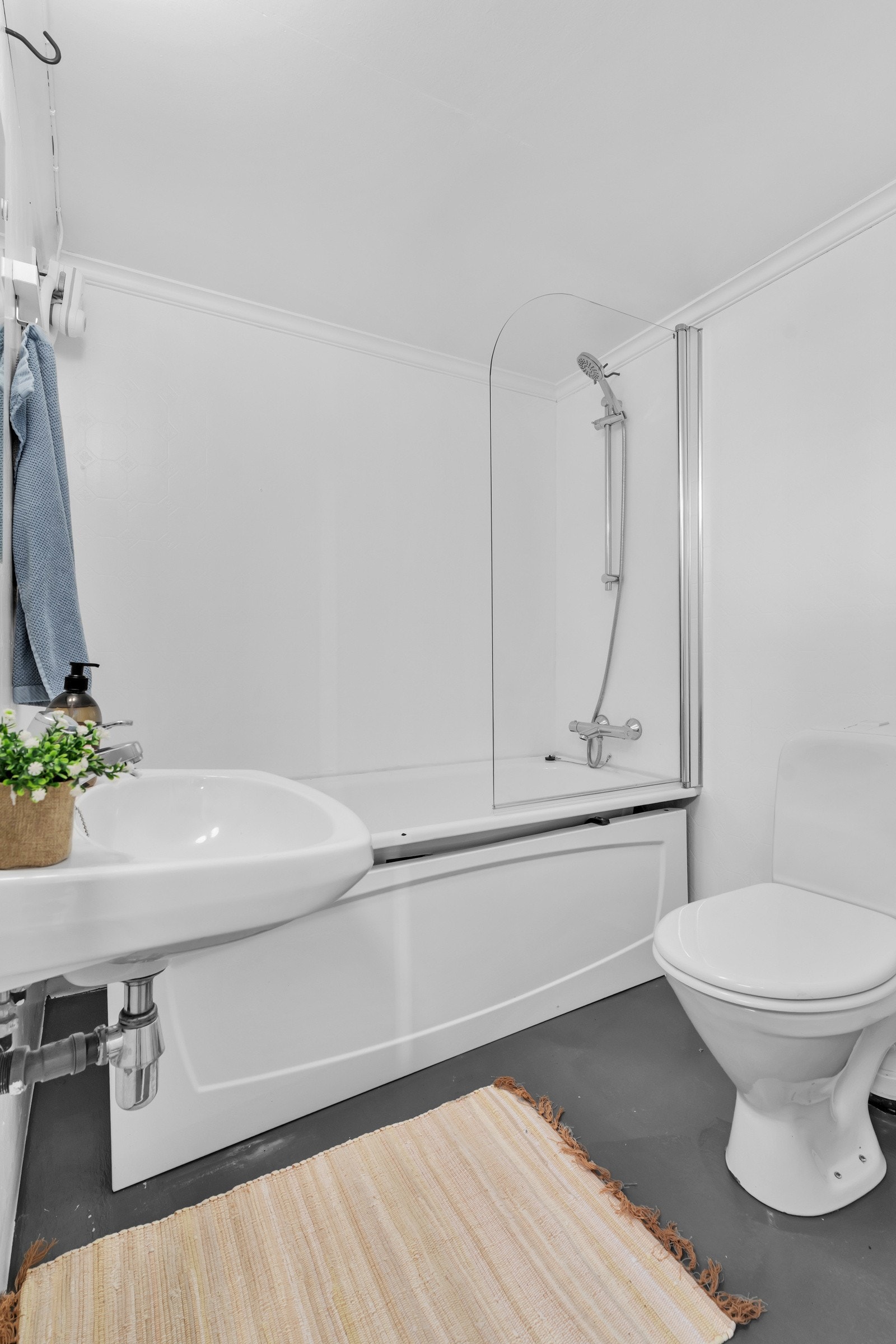 Bad i boligens underetasje Galleribilde