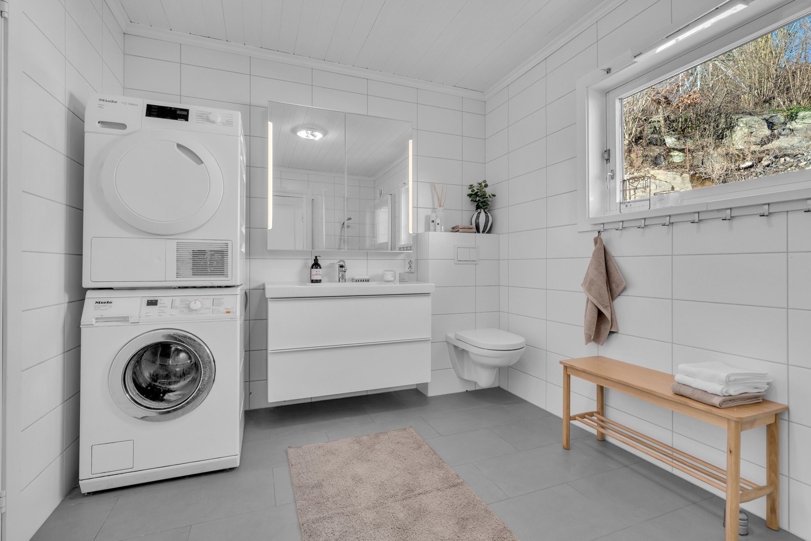I tillegg er det opplegg til vaskemaskin og tørketrommel på badet Galleribilde