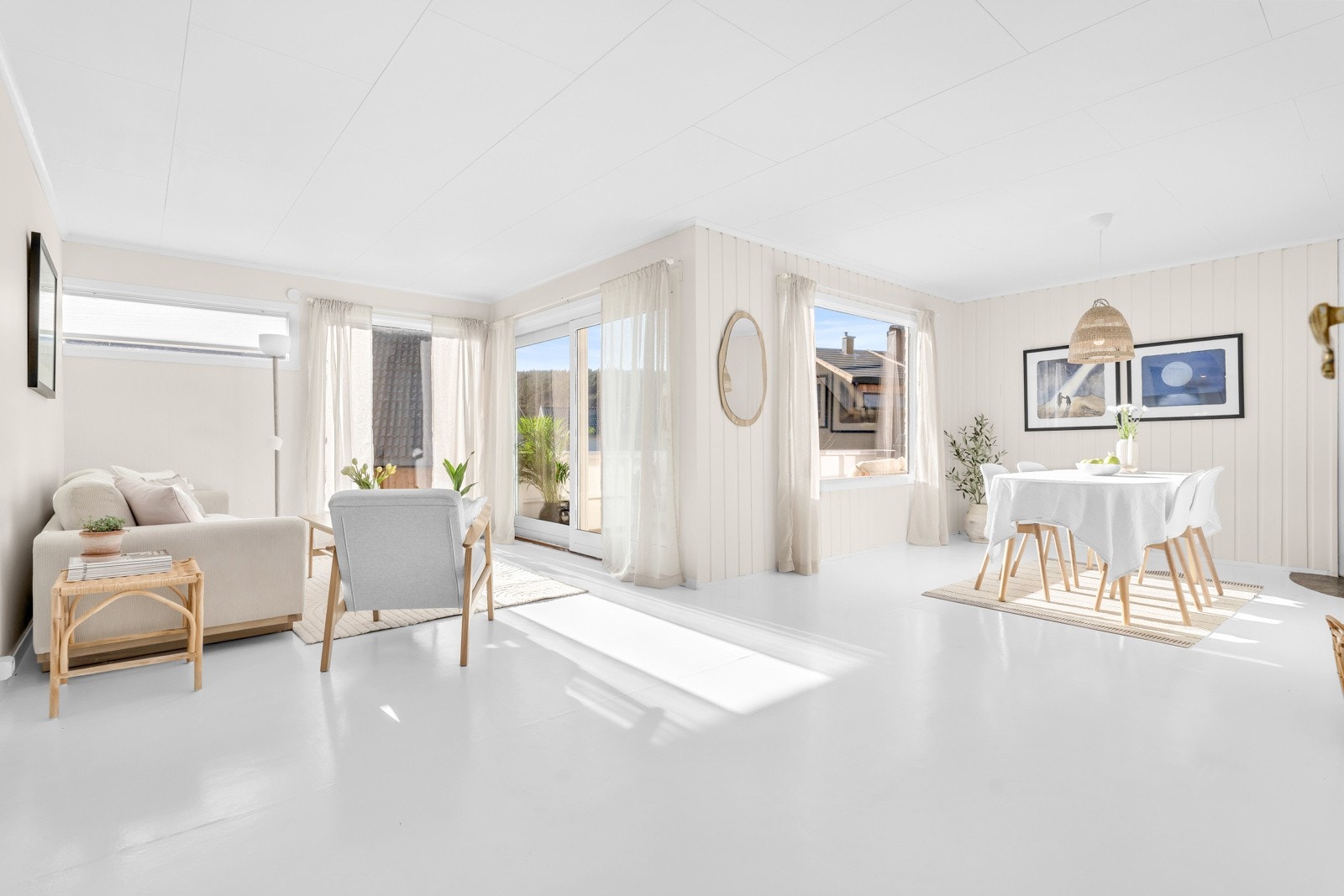 I stua er det god plass til både spisebord og sofagruppe Galleribilde