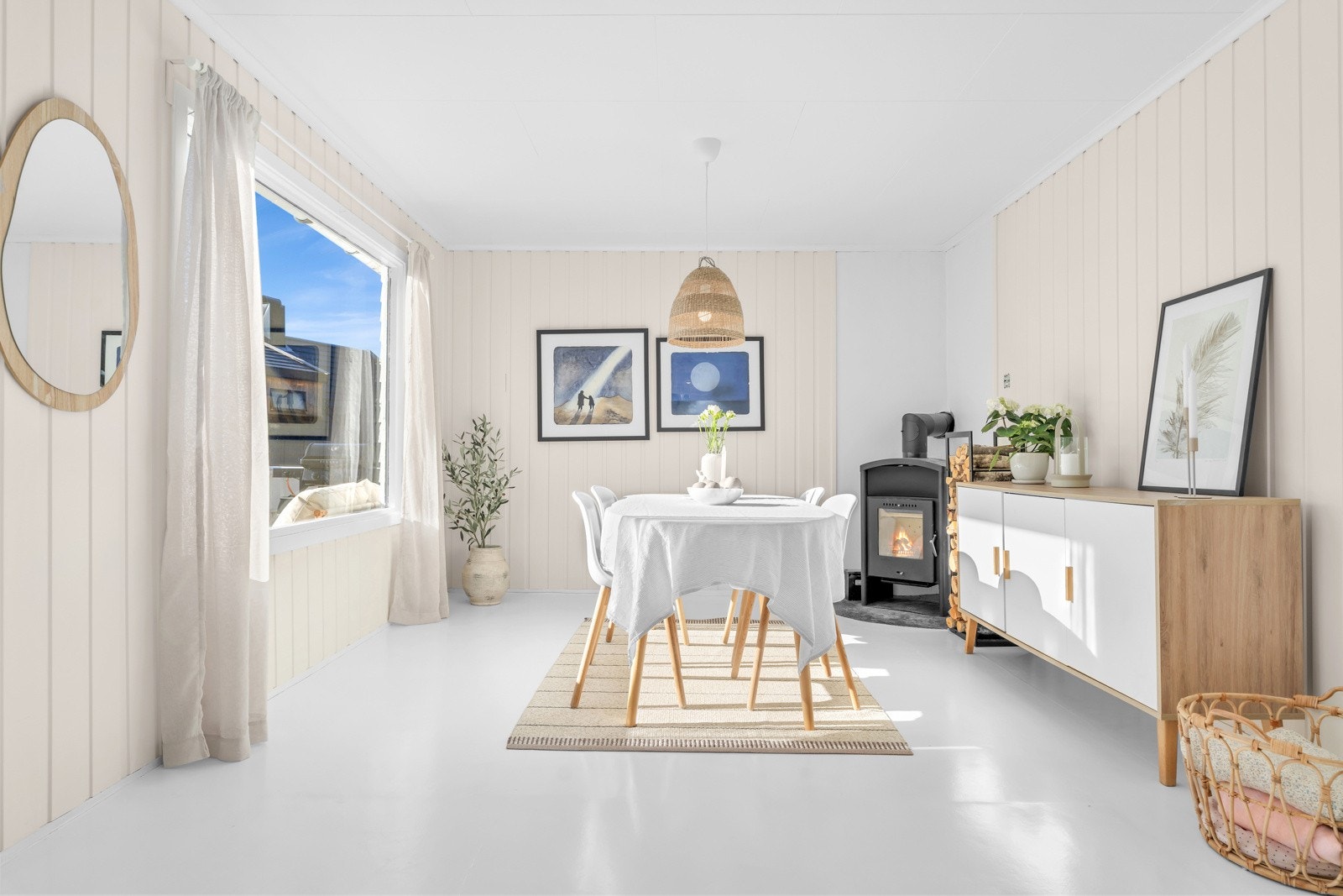 Det er god plass til et større spisebord i stua Galleribilde