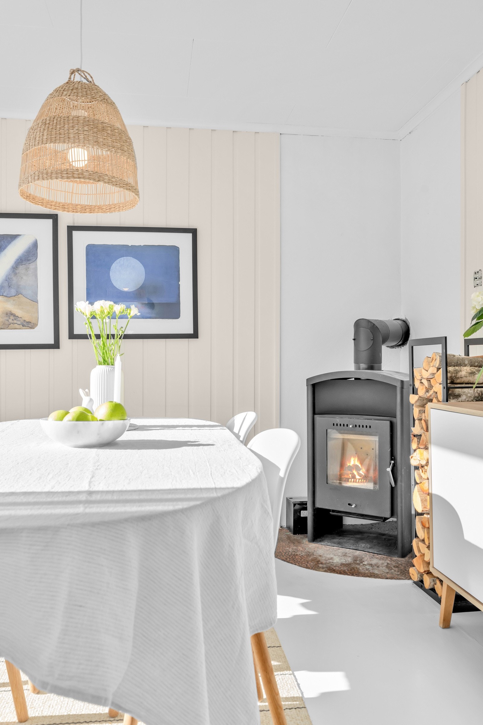 Koselig vedovn som effektivt varmer opp boligen Galleribilde