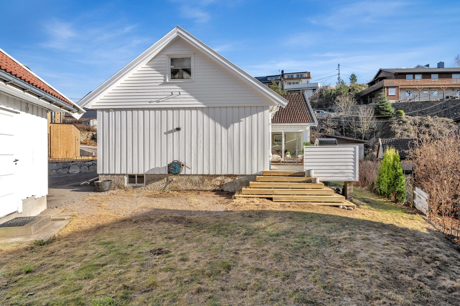 Stor solrik hage med flere "avdelinger" som gir plass til lekeapparater, trampoline, fruktrær, bærbusker, m.m. Galleribilde