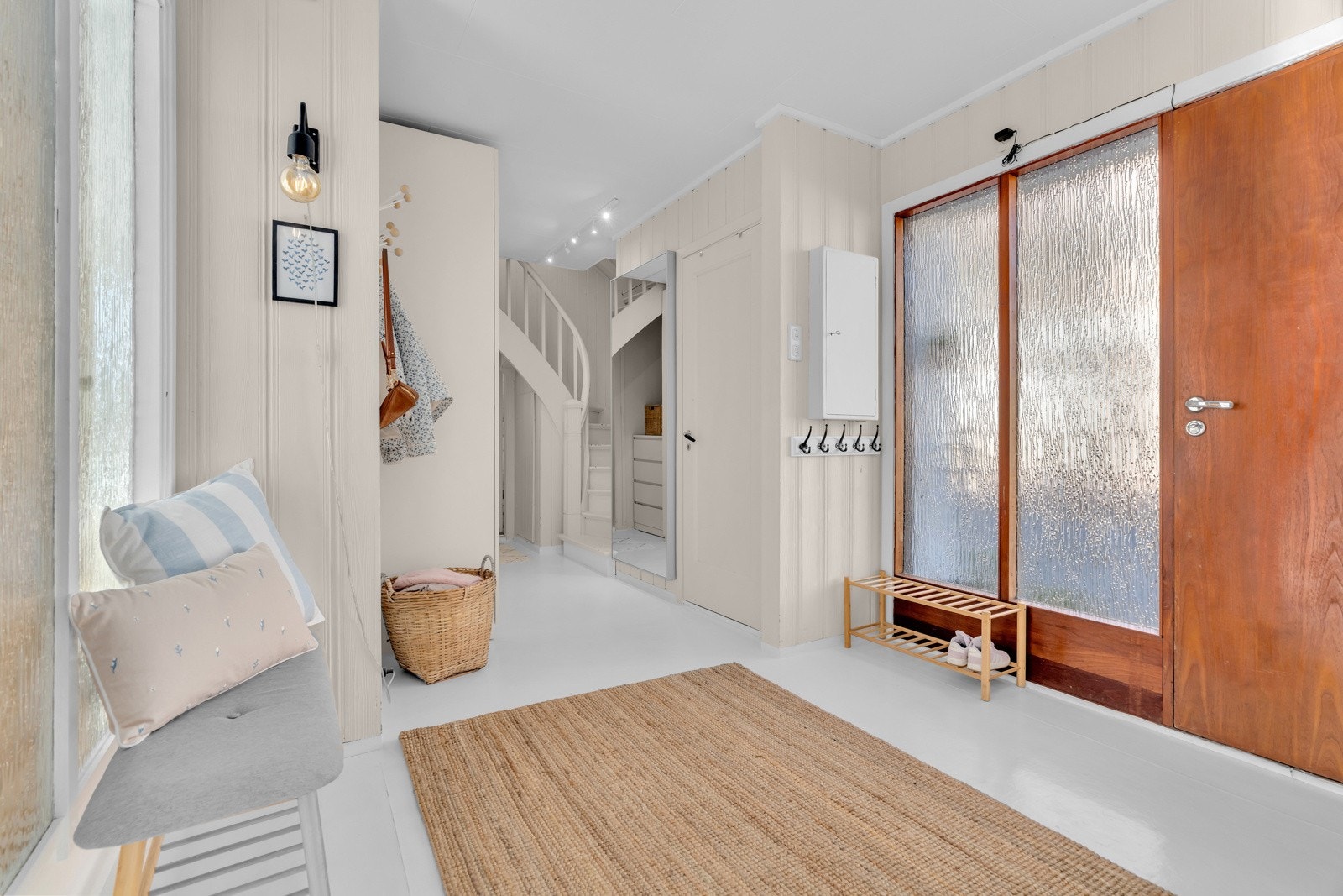 Inngangsparti med praktisk garderobeløsning Galleribilde