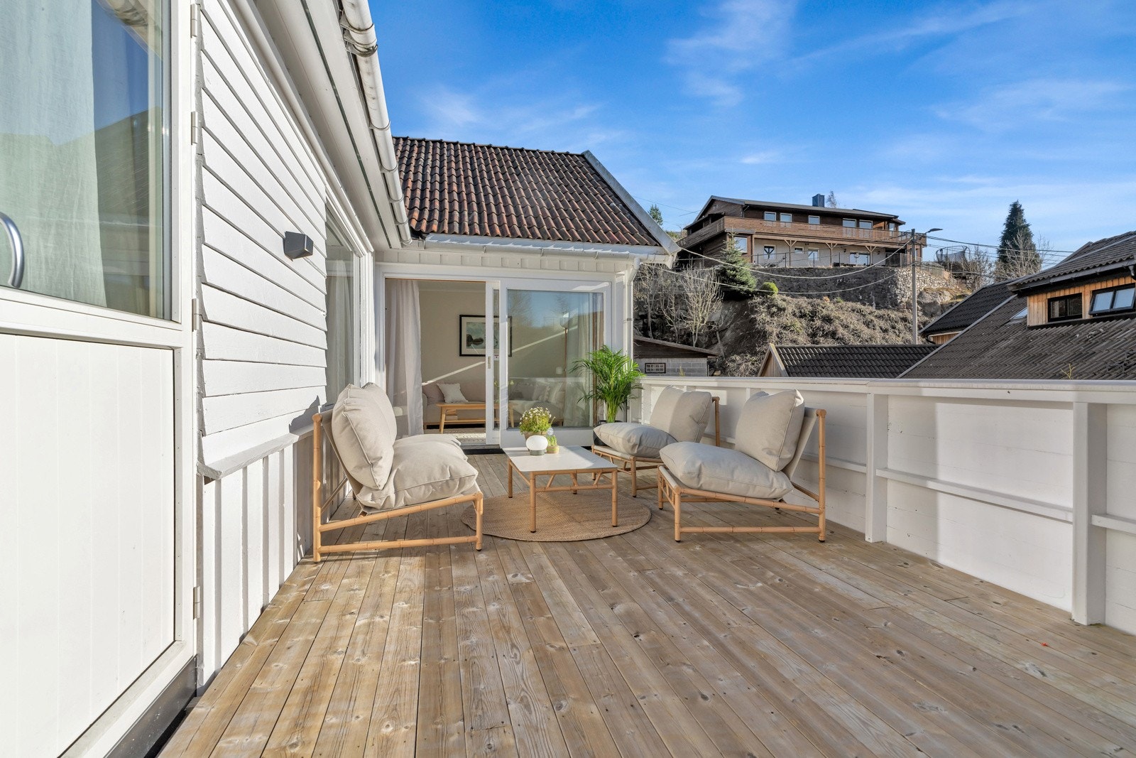 Fra stua er det utgang til boligens solrike terrasseområde Galleribilde