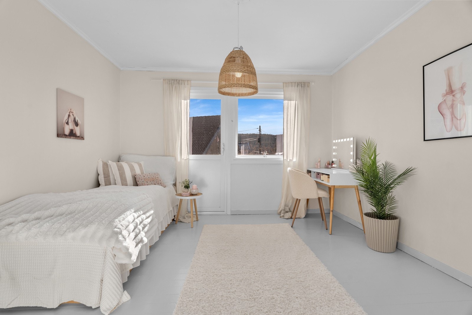 Soverom med balkongdør til solrik veranda Galleribilde