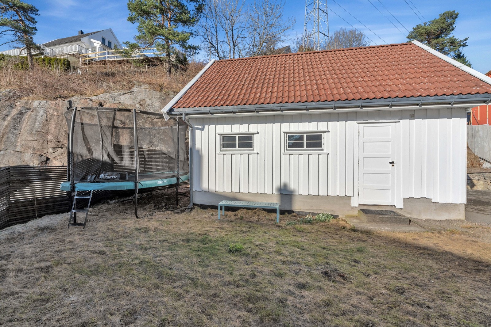 Uteområde egner seg ypperlig for aktivitet med blant annet god plass til trampoline Galleribilde