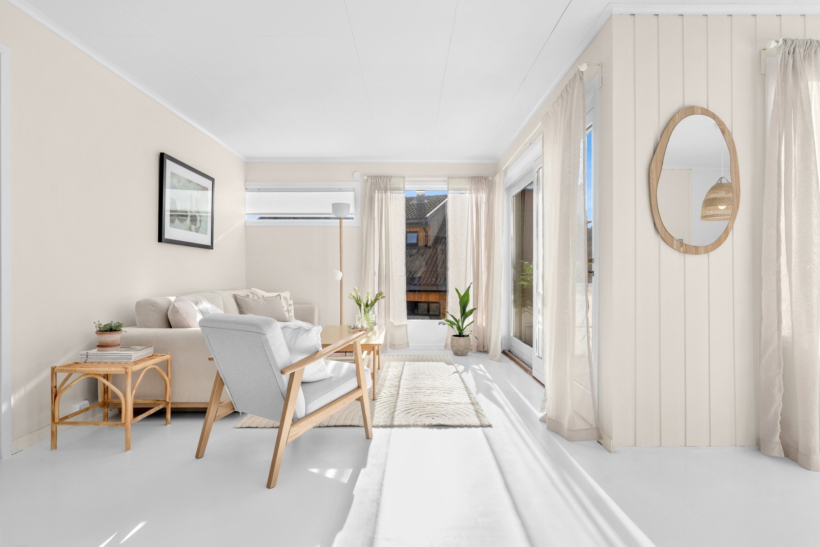 De store vindusflatene lyser effektivt opp stua med behagelig sollys Galleribilde