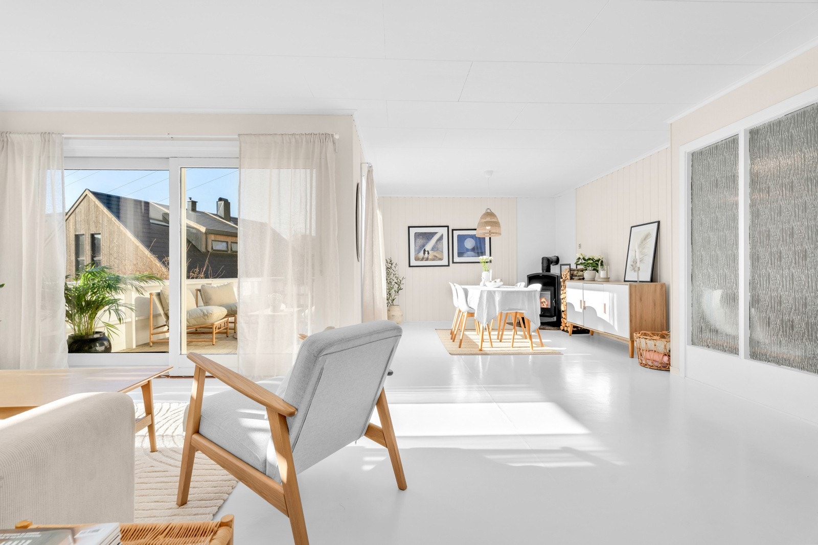 Boligen går over tre plan og har blant annet tre soverom, to bad, kjøkken, romslig stue og inngangsparti med oppbevaringsmuligheter Galleribilde