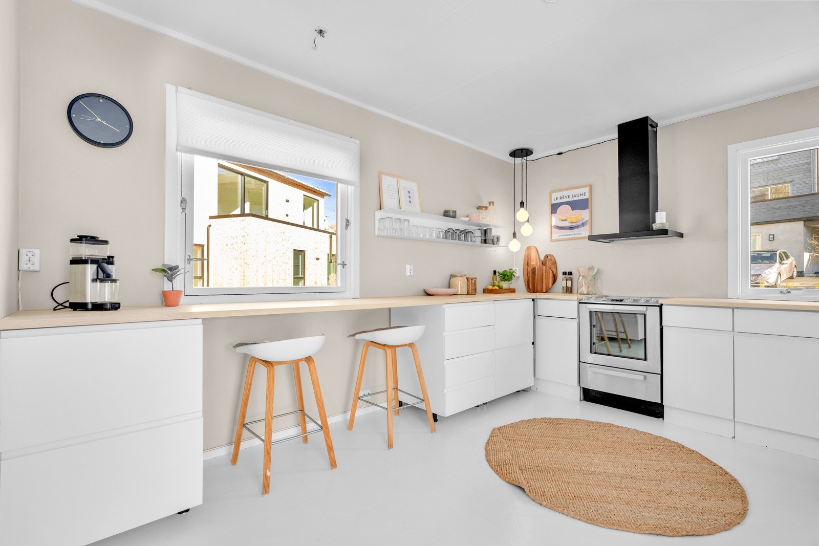 Fra stua er det inngang til boligens lyse kjøkken Galleribilde