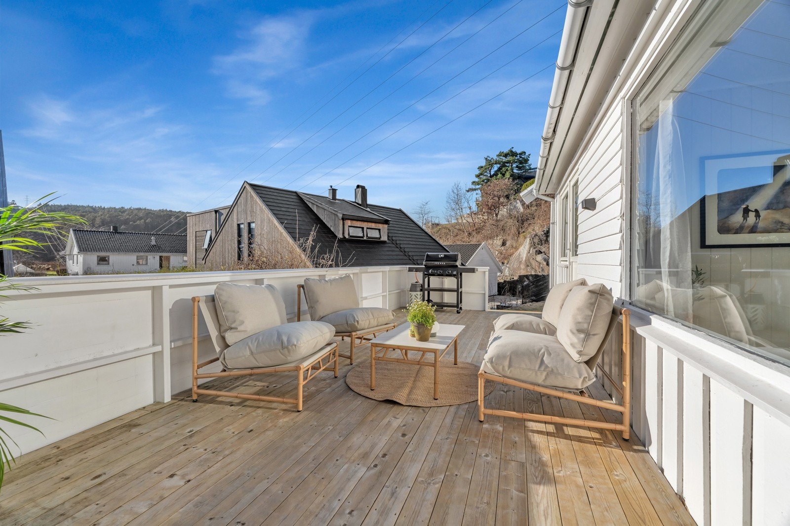 Terrassen er vendt mot sørvest og har følgelig sol store deler av dagen og ettermiddagen/kvelden. Galleribilde