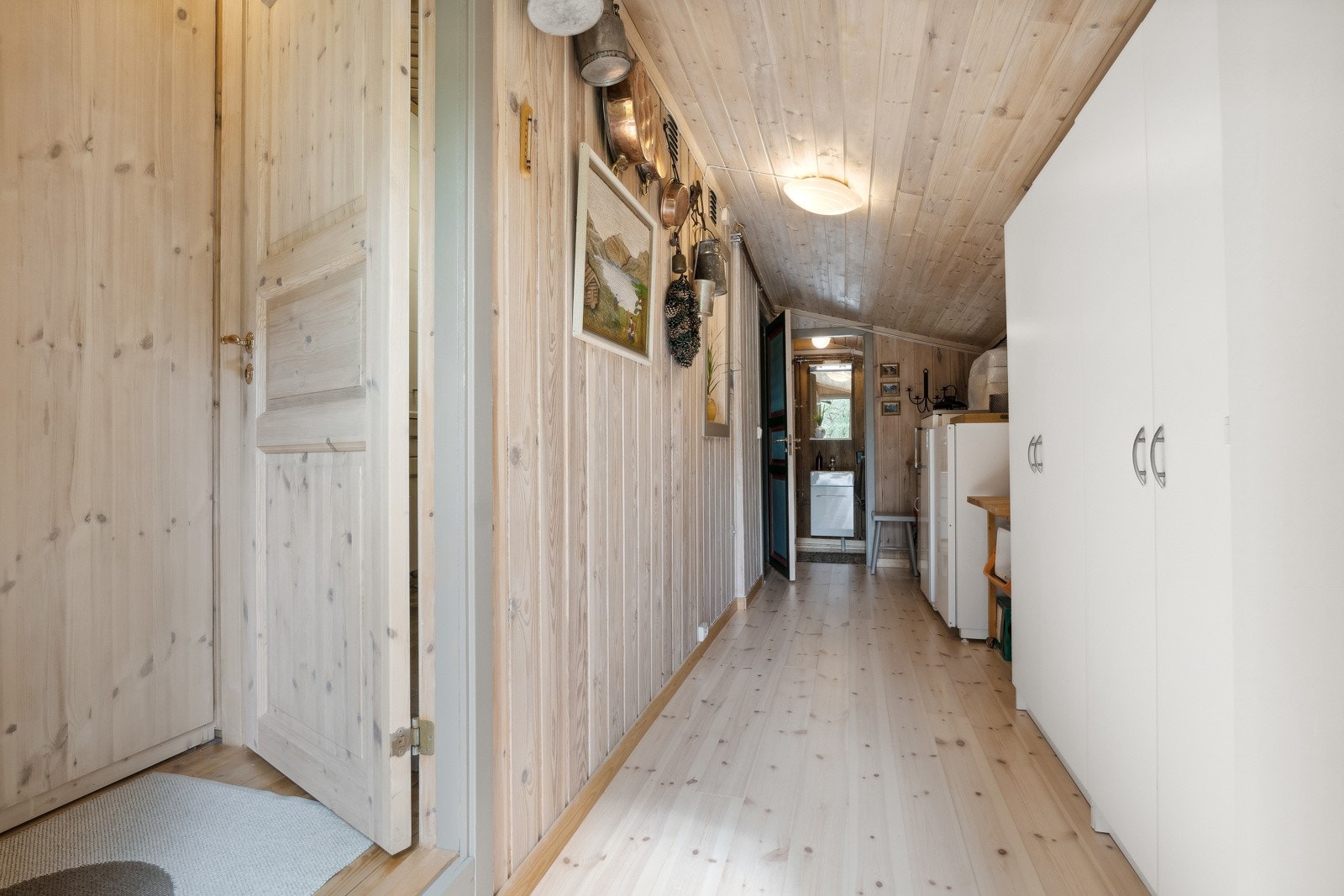 En bod på ca. 9 kvm med flere skap forbinder hoveddel og generasjonsdel. I enden av gangen er det inngang til toalettet. Galleribilde