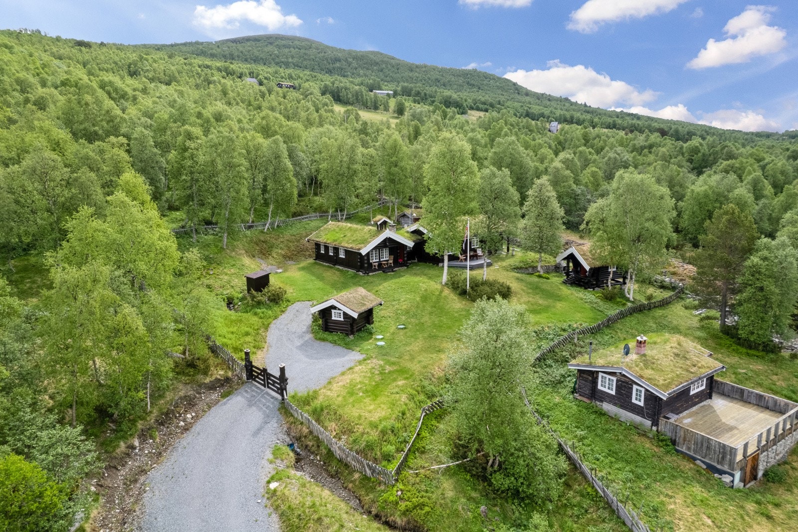 Tunet har nyere tinglyst adkomstvei, og eget parkeringsareal med elbillader. Galleribilde