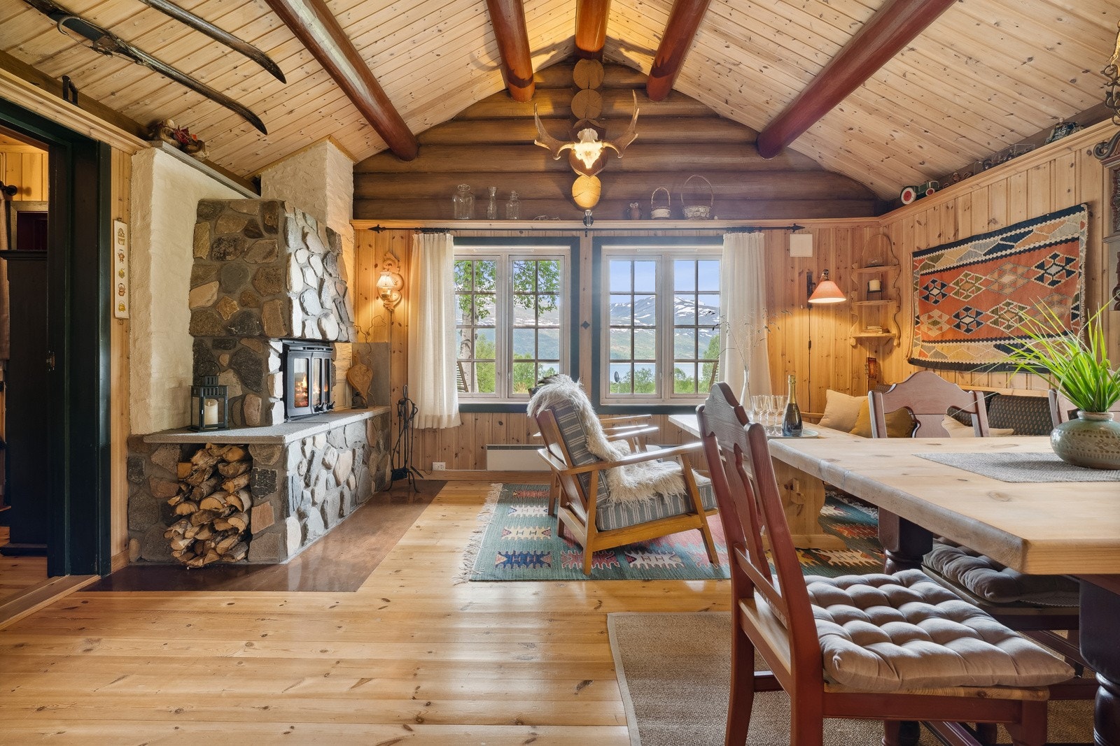 Stuen i generasjonsdelen har flotte vindusflater mot vest som ivaretar utsikten til Gjevilvatnet og fjellheimen. Galleribilde