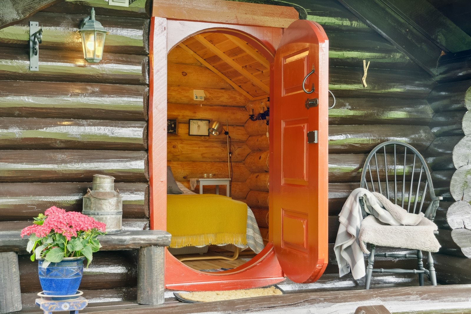 Stabburet er oppført i laft og fremstår som svært innbydende, et utmerket gjesterom som gir den ultimate opplevelsen. Galleribilde