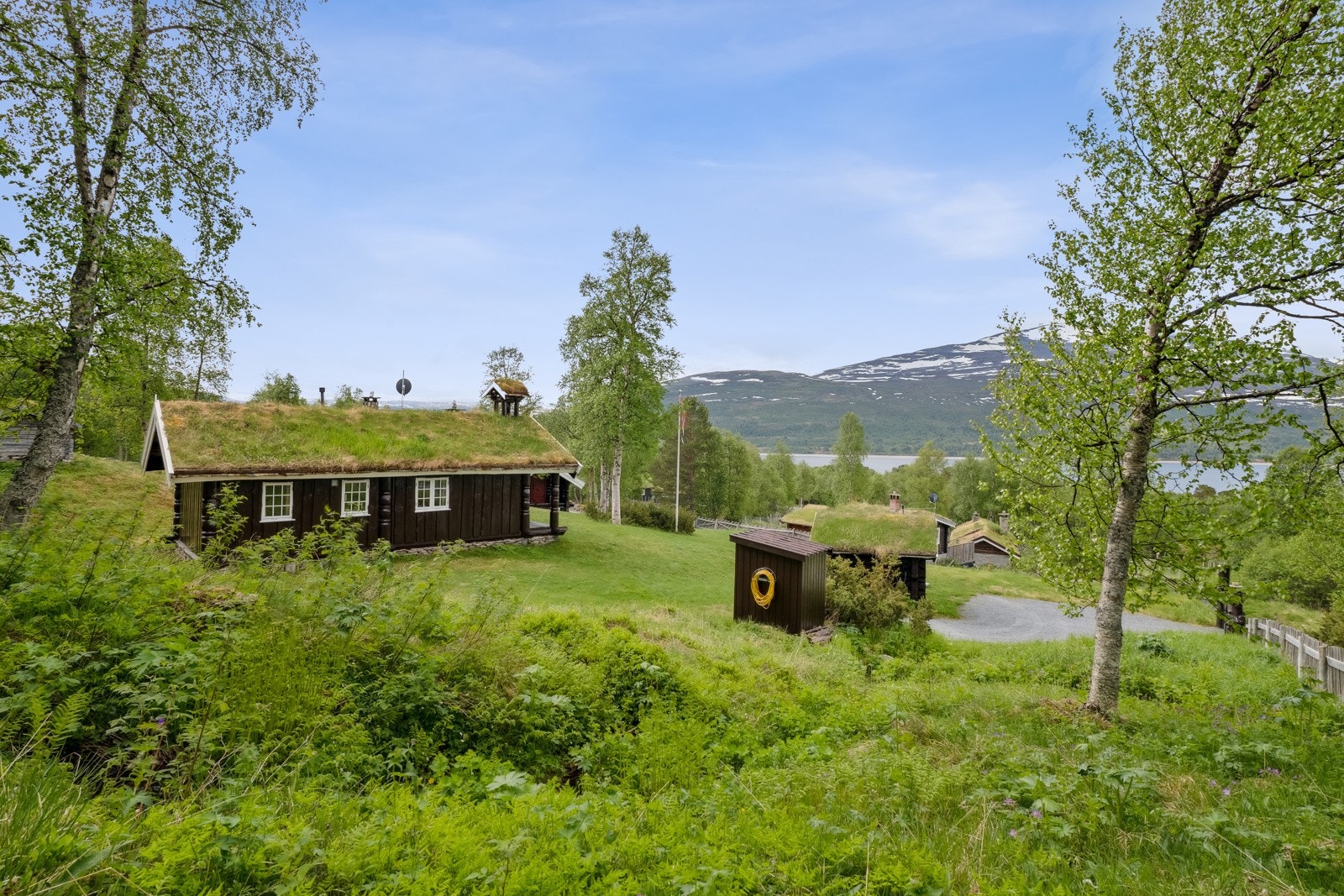 Hytta ligger i vakre omgivelser, omkranset av skog og trolsk natur. Det tar ca. 15-20 min å kjøre til Oppdal sentrum. Galleribilde