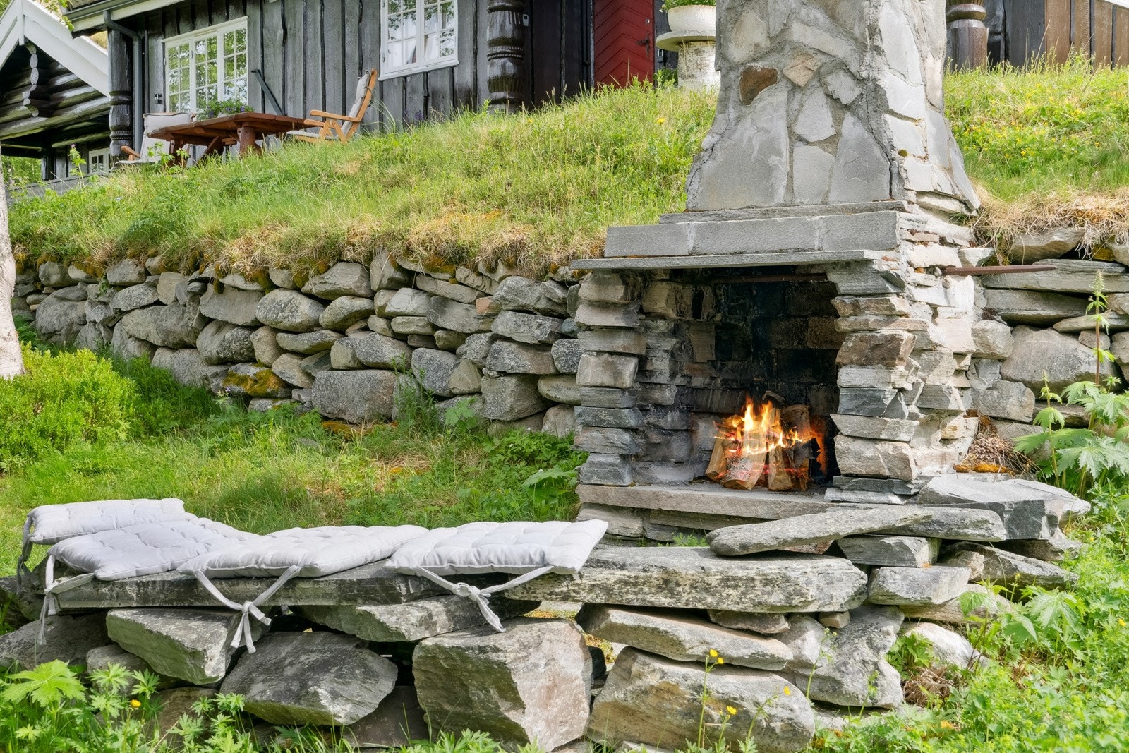 Det er lett å finne et koselig sted å slappe av i solen, eller nyte kveldshygge foran utepeisen. Galleribilde