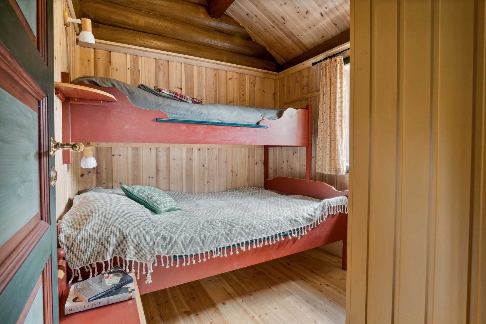 Generasjonsdelen har to soverom med plassbygde køyesenger i tradisjonell stil og farger. Galleribilde