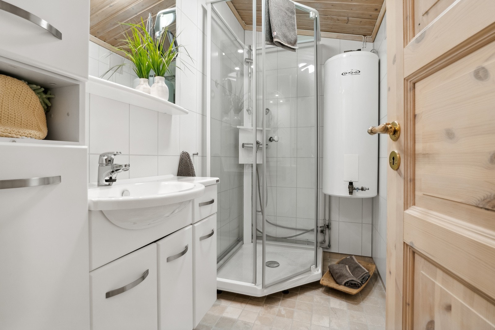 Badet i hoveddelen ble pusset opp i 2010, og har flislagt gulv med gulvvarme, dusjkabinett og god skapplass. Galleribilde