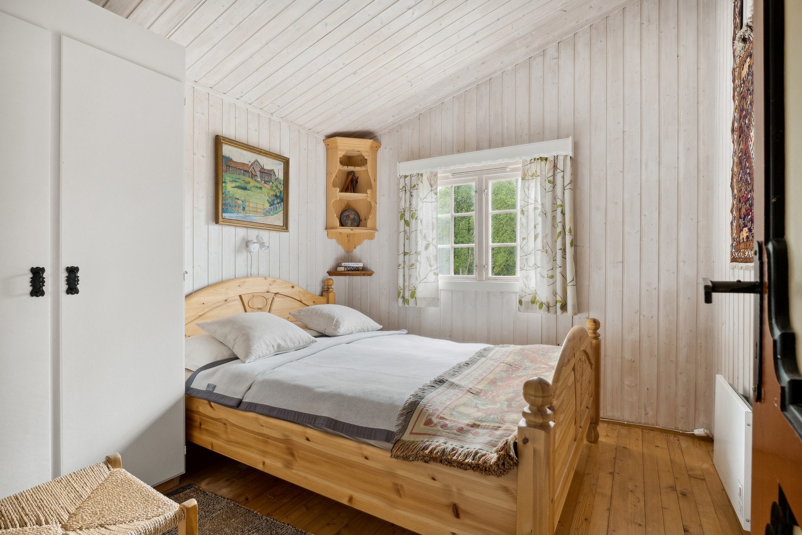 Hytta har til sammen fem gode soverom, hvorav tre i hoveddelen. Alle soverommene er innredet med garderobeskap. Galleribilde