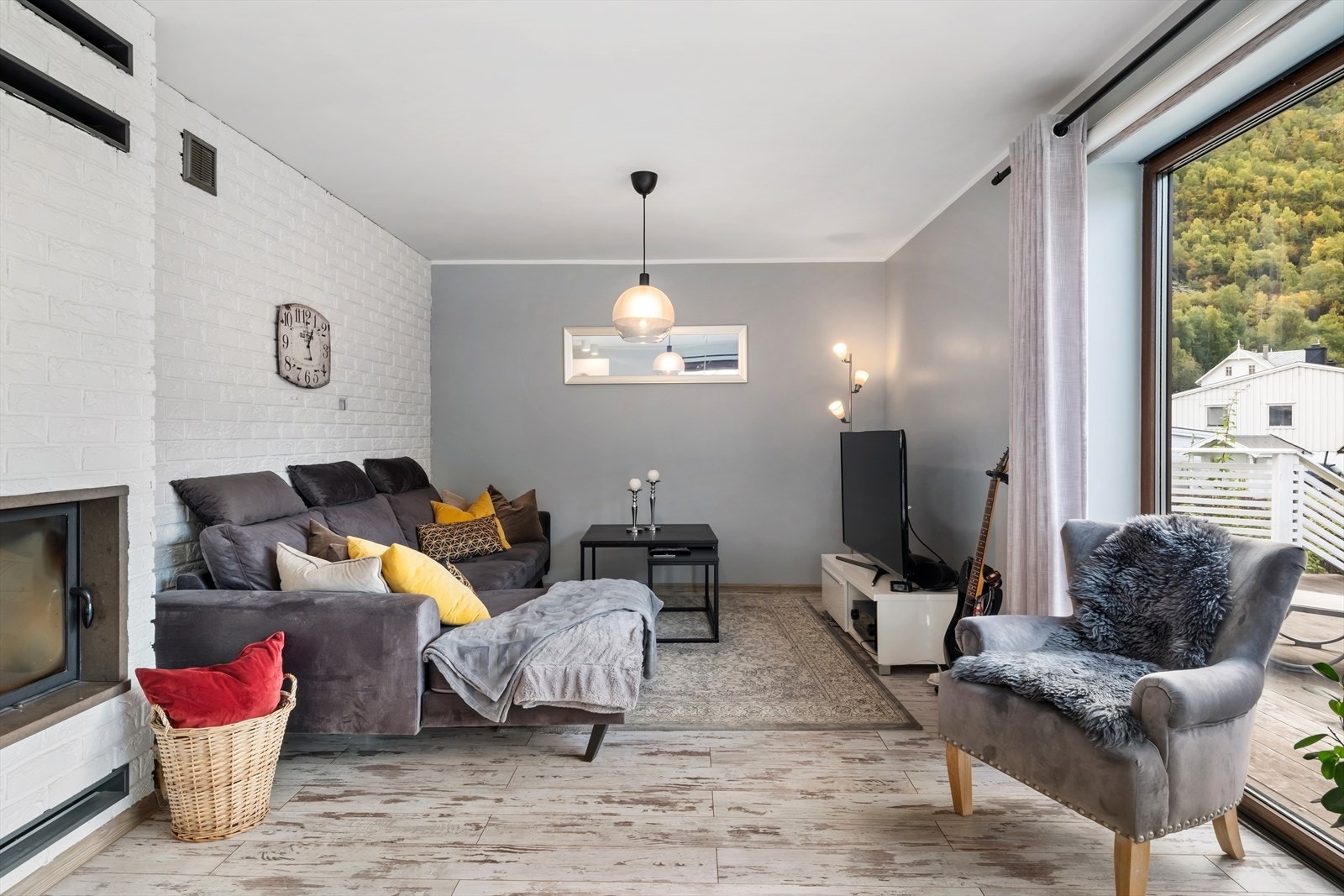 - Stove plass til sittegruppe og etegruppe - Galleribilde