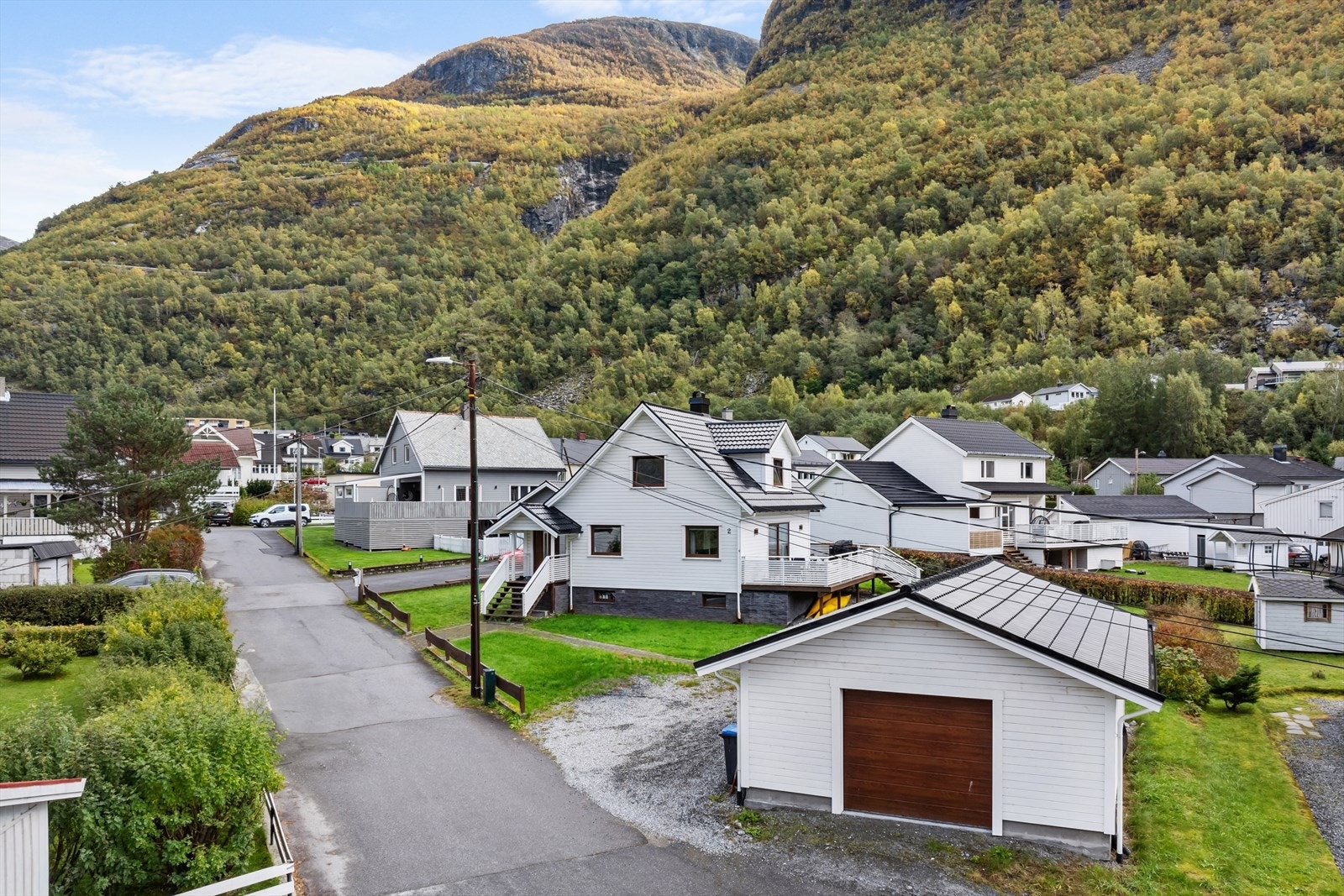 - Stor garasje og oppstillingsplass - Galleribilde