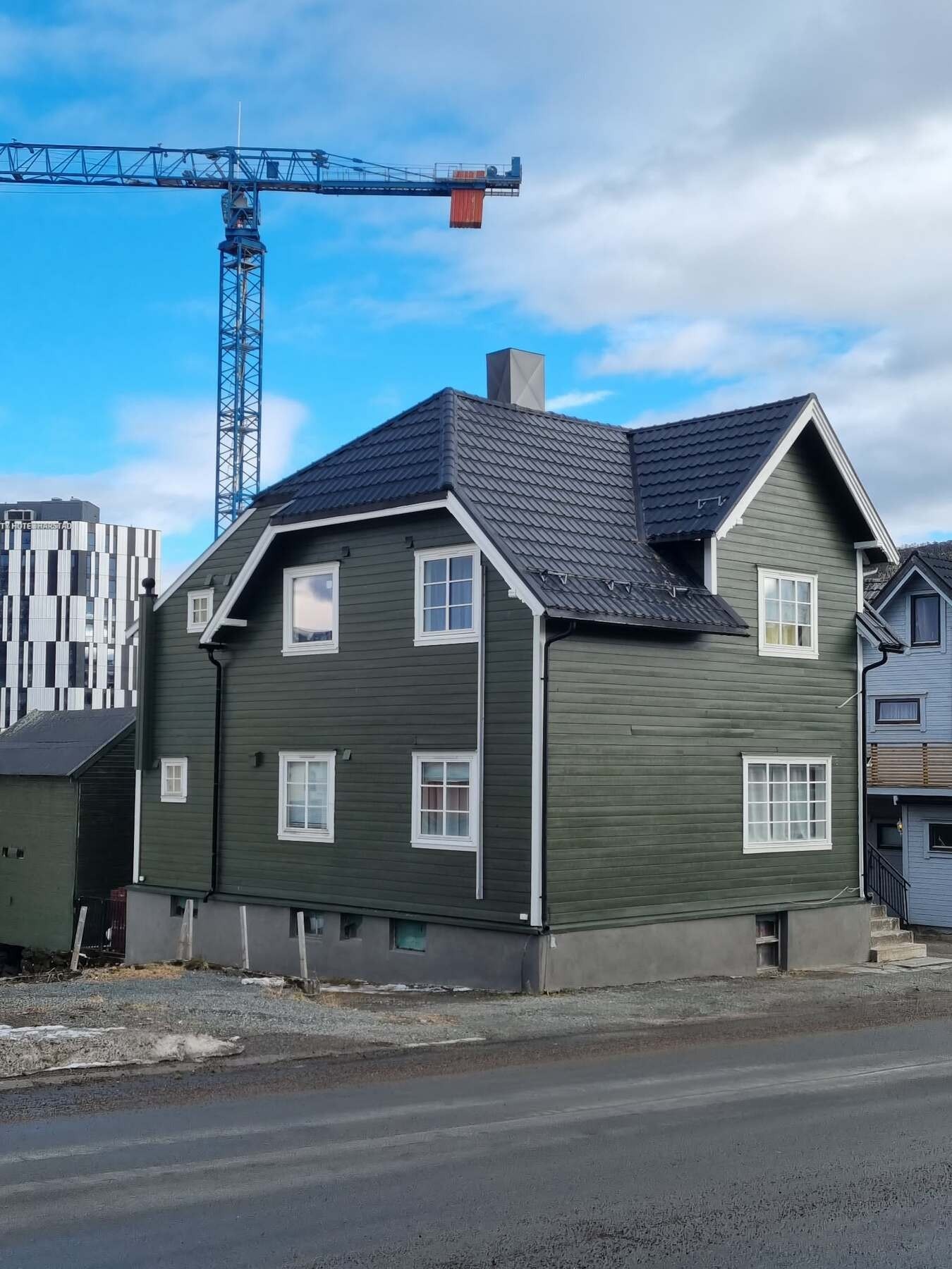 - Det medfølger egen parkeringsplass på venstre side av bygget med plass for 2 biler. Galleribilde