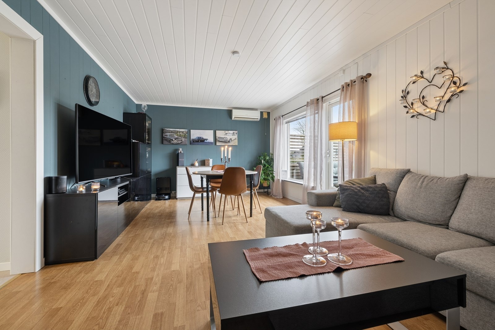 Det er god plass til både sofakroken og spisebordet Galleribilde