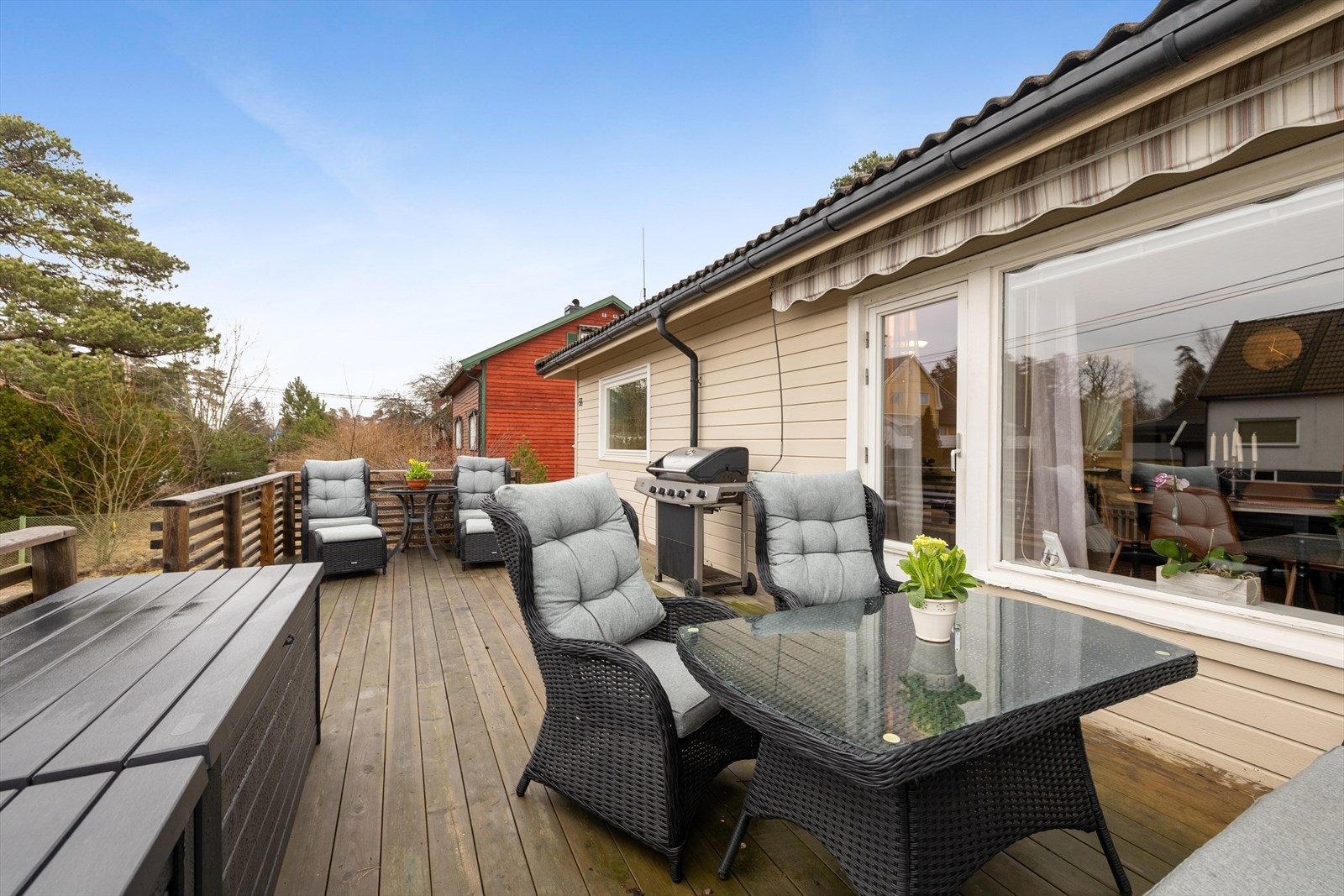 Terrassen mot vest blir en forlengelse av stuen i sommerhalvåret Galleribilde