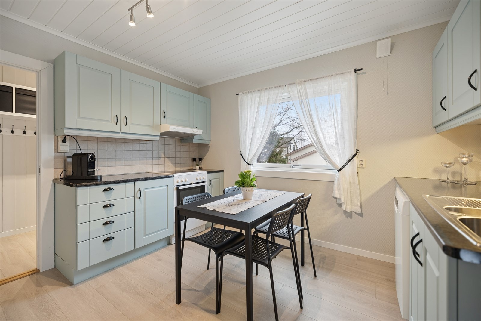 Kjøkkenet er malt i 2025. Det er lagt nytt gulv og malt vegger Galleribilde