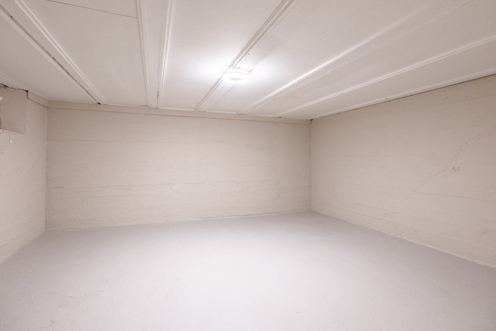 Arealet i kjeller er ikke måleverdig grunnet lav takhøyde, men benyttes som bod og lagringsareal. Galleribilde